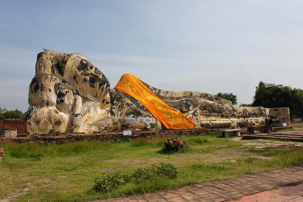 Reclining Buddha - Wat Lokkayasutharam. HUGE!